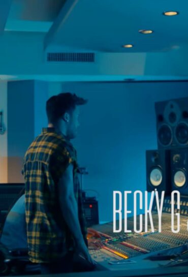 Becky G & Natti Natasha – Sin pijamas